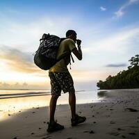 ai gerado uma fotografia do viajante ou mochileiro dentro a de praia com uma muitos estilo e muitos ângulo foto