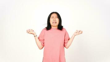 jovem ásia mulher dentro Rosa camiseta fazendo chore triste face expressão isolado em branco fundo foto