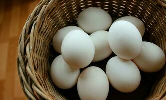 mesmo Tamanho Claro frango ovos estão empilhado dentro uma vime cesta fechar-se estoque foto