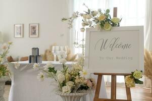 bem-vinda para Casamento placa e recepção mesa decorado com flores foto