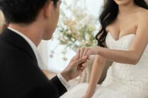 noivo se beijando lindo da noiva mão, amor ,romântico e Casamento proposta conceito. foto