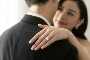 fechar acima do elegante Casamento anel em a da noiva dedo, amor e casamento conceito foto