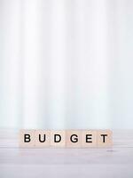 de madeira blocos com a palavra orçamento. a conceito sobre despesas planejamento e alocação foto