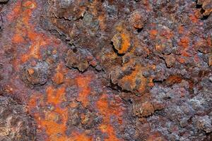 oxidado metal superfície com laranja e Preto pintura foto