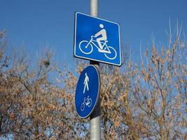 sinalização para pedestres e ciclovias