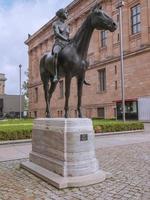 estátua de amazone zu pferde que significa amazon a cavalo em berlim foto