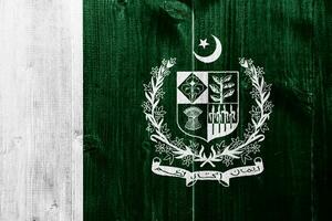 bandeira e casaco do braços do islâmico república do Paquistão em uma texturizado fundo. conceito colagem. foto