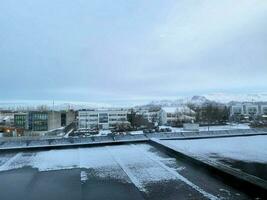 uma vista de reykjavik na islândia foto