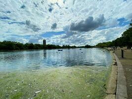 uma vista de um lago em londres foto