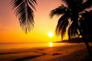 bela praia tropical do sol com palmeira e céu rosa para viagens e férias no tempo de relaxamento de férias foto