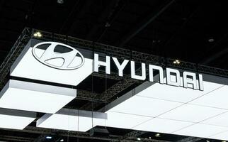 nonthaburi Tailândia 6 dezembro 2023 suspensão luz caixa Painel publicitário com logotipo Hyundai às Tailândia internacional motor expo 2023 foto