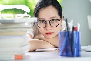 jovem asiática fazendo lição de casa foto