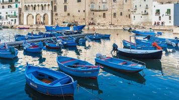 monopoli, o porto e o centro histórico foto