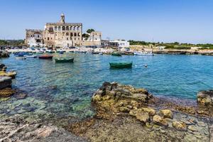 a baía de san vito e sua abadia, o mar de polignano a mare foto