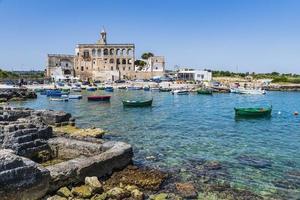 a baía de san vito e sua abadia, o mar de polignano a mare foto