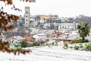 primeira neve nas cidades montanhosas. entre outono e inverno foto