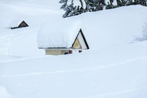 após a queda de neve. últimas luzes do crepúsculo em sappada. magia das dolomitas foto