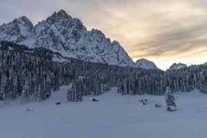 após a queda de neve. últimas luzes do crepúsculo em sappada. magia das dolomitas foto