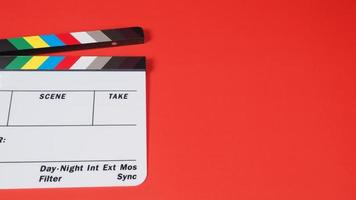 claquete ou filme ardósia em background.it vermelho usa na produção de vídeo e na indústria cinematográfica. foto