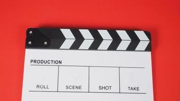 claquete ou ardósia do filme em background.it vermelho uso na produção de vídeo e na indústria cinematográfica. foto