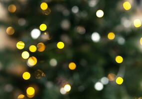 uma foto do uma Natal árvore com borrado luzes. Lugar, colocar para inscrição.
