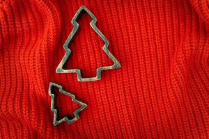 acolhedor Natal cartão com vermelho xadrez e de madeira verde abeto árvore. Lugar, colocar para a inscrição. Novo ano e Natal feriado conceito. foto
