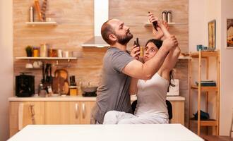 invejoso marido tentando para levar esposa telefone suspeitando dela do traindo com outro cara. frustrado ofendido irritado acusador mulher do infidelidade discutindo dela. foto