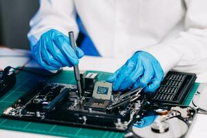 a técnico reparação a placa mãe dentro a laboratório com cópia de espaço. a conceito do computador hardware, Móvel telefone, eletrônico, reparando, melhoria foto