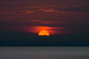 pôr do sol céu e nuvem em a lago. foto