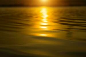 abstrato luz solar em água superfície. foto