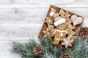 biscoitos de gengibre caseiros de natal na mesa de madeira foto