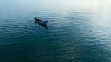 mínimo imagem do pescaria barco em a mar. foto