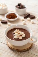 chocolate quente com marshmallows foto