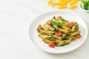 macarrão penne com molho pesto e tomate foto