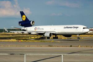 Frankfurt, Alemanha, 2018 - Lufthansa carga avião às aeroporto. ar frete envio. aviação e aeronaves. ar transporte. global internacional transporte. mosca e vôo. foto