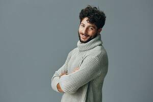 caucasiano homem olhando jovem bonito adulto expressão casual masculino branco cara barba pessoa moda foto