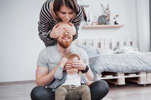 família feliz mãe, pai, filha criança em casa foto