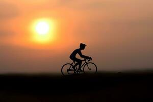 silhuetas ciclistas em a de praia às pôr do sol. foto