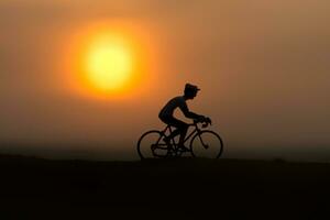silhuetas ciclistas em a de praia às pôr do sol. foto
