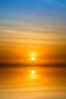 pôr do sol céu em a lago dentro sul do Tailândia., desfocar imagem. foto
