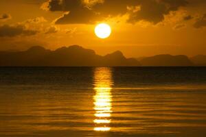 pôr do sol às a lago dentro verão estação foto