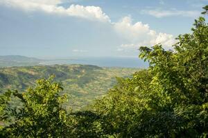 Visão em a panorama em torno da Livingstonia com lago malawi dentro a distância. foto