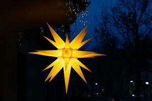 uma brilhando Natal Estrela dentro a noite foto