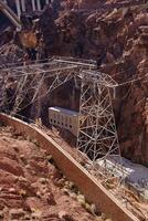 alta voltagem poder linhas a partir de aspirador barragem foto