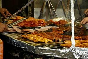 grelhar carne em a ao ar livre grade às a Natal mercado foto