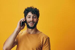 homem retrato moderno cara ligar estilo de vida segurando sorrir feliz telefone jovem tecnologia conversação foto