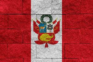 bandeira e casaco do braços do república do Peru em uma texturizado fundo. conceito colagem. foto
