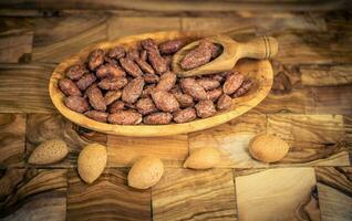 fresco Castanho amêndoas prunus dulcis para cozimento foto