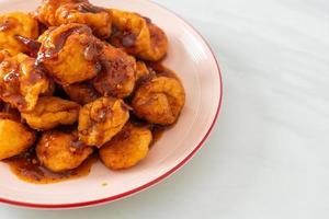 almôndegas fritas com molho picante foto