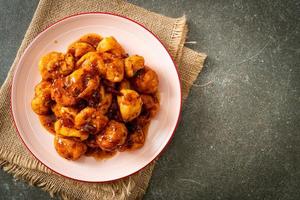 almôndegas fritas com molho picante foto